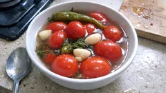 Kıtır kıtır domates turşusu tarifi: kaya tuzu ve üzüm sirkesiyle yumuşamayan sonuç