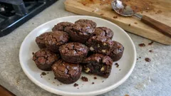 3 malzemeli mini brownie: tek kapta karışıyor, 7 dakikada fırından çıkıyor