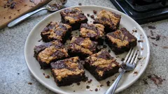 Fıstık Ezmeli Brownie: her dilimde çikolata yoğunluğu ve yumuşak fıstık katmanı