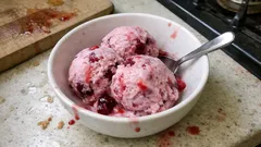 Ev yapımı vişneli dondurma: kremsi kıvam için karıştırma yöntemiyle