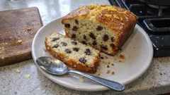 Çay saatine pamuk gibi kuru üzümlü kek: üzümler dibe çökmeden