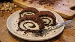 Sütlü rulo tatlı: kakaolu bisküvili tabanla kolay muhallebili rulo