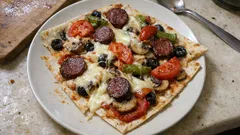 Fırınsız tavada lavaş pizza: 15 dakikada çıtır, uzayan peynirli