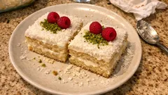 Kardelen Tatlısı: sütlü şerbetle yumuşacık, beyaz çikolatalı kremasıyla tam kıvamında