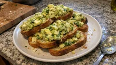 Avokadolu yumurta salatası: 10 dakikada kremamsı, tok tutan sandviç içi