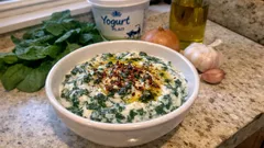 Yoğurtlu Ispanak Borani: pul biberli zeytinyağıyla pratik meze