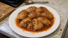 Fırında zeytinyağlı soğan dolması: kat kat sarıp sosuyla pişen hafif tarif