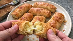 Bol tereyağlı patatesli çıtır börek tarifi: fırında kat kat kızaran, içi kaşarlı