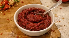 Ev usulü acı biber salçası: tencerede pişirerek kıvamı tam tutturma yöntemi