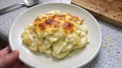 Kremalı Patates Graten: ince dilimlerle fırında tam kıvamında, üzeri kaşarlı