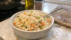 Pırasalı pirinç pilavı: tane tane çıkan, havuçlu pratik sebzeli pilav tarifi