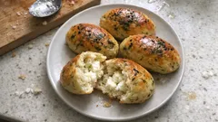 Mayasız dereotlu poğaça: beklemeden, 20 dakikada yumuşacık sonuç