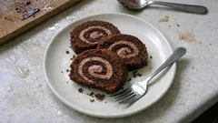 Çatlamadan sarılan kakaolu rulo pasta: ince pandispanya, bol kremalı tarif