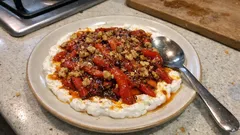 Yoğurtlu kapya biber salatası: sarımsaklı yoğurt ve cevizli yağla pratik meze