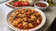 Tek tepside fırında sebzeli tavuk sote: salçalı sosuyla lokum gibi pişiyor