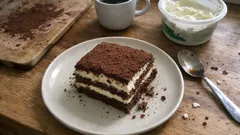 Kekli tiramisu: nescafeli ıslatmalı kakaolu kek ve labneli yumuşak krema