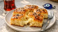 Mayasız tepsi poğaçası: 5 dakikada hamur, peynirli yumuşacık dilimler