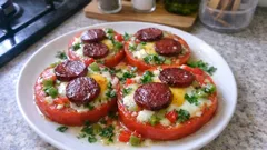 Fırın açmadan tavada domates pizzası: sucuklu yumurtalı pratik kahvaltılık