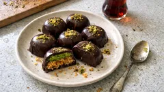 Evde Dubai çikolatası: Antep fıstığı ezmeli, çıtır kadayıflı dolgu