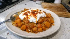 Sarımsaklı yoğurt ve biberli yağla bal kabağı kavurması: hafif, pratik bir tabak