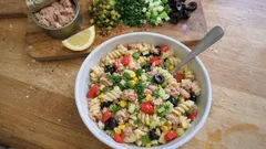 Tek kapta hazırlanan makarnalı ton balığı salatası: 20 dakikada doyurucu