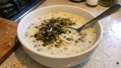 Mercimekli erişteli yoğurt çorbası: kesilmeyen terbiyeyle, tok tutan ev usulü