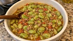 Rengi kararmayan kıymalı taze bakla yemeği: tencerede tam kıvamında