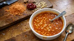 Arpa Şehriyeli Tarhana Çorbası: tel çırpıcıyla pürüzsüz, doyurucu kıvam