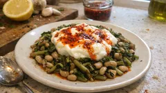 Taze Börülce Borani tarifi: sarımsaklı yoğurt ve biberli yağla yaz sofralarına çok yakışır