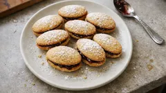 Kahverengi tereyağlı Lusikkaleivät: kaşıkla şekillenen meyveli sandviç kurabiye