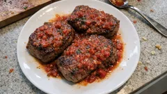 Tek tencerede soslu biftek: önce mühürle, sonra kısık ateşte lokum gibi pişir