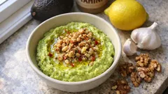 Pişirme gerektirmeyen avokadolu humus: tahin, limon ve cevizle 10 dakikada