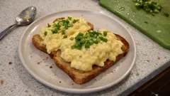 Kafe usulü sütlü yumurta: ipeksi kıvam için kısık ateş yöntemi