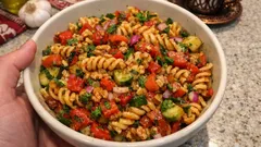 Nar ekşili salçalı sosuyla soslu makarna salatası: bekledikçe lezzetlenen tarif