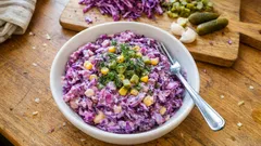 Sotelenmiş mor lahana ile yoğurtlu salata: mısırlı, turşulu ferah lezzet