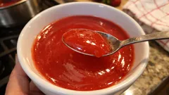 Az malzemeyle tam kıvamında çilek peltesi: pürüzsüz ve parlak bir yaz tatlısı