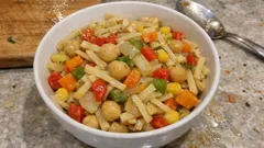 Tek tencerede sebzeli erişte: nohutlu, mısırlı, tane tane pratik akşam yemeği