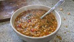 Arpa şehriyeli kırmızı mercimek çorbası: tane tane, kıvamı tam ev usulü