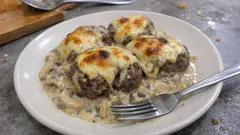 Fırında kaşarlı mantar soslu köfte: kremalı sosuyla lokum gibi