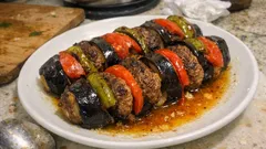 Fırında patlıcan kebabı: köfteli, domatesli—hafif kızartma dokunuşuyla tam kıvamında