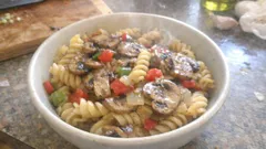 Tereyağlı mantarlı biberli makarna: 20 dakikada doyurucu ev yemeği