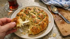 Sarımsaklı peynirli çek-kopar ekmek: fırından çıkınca lokum gibi yumuşacık