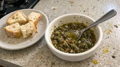 Kahvaltıya 5 dakikada zeytinyağlı kapari: ekmeğe banmalık pratik tarif