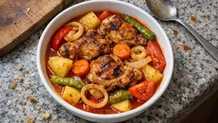 Fırınsız tek tencerede tavuk pirzola: patatesli, sulu soslu ve hep yumuşak