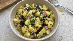 Viyana usulü Erdapfelsalat: et suyuyla lezzetlenen ekşi patates salatası