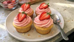 Çilek püresiyle yumuşacık cupcake: Üstüne çilekli krema ile tam kıvamında