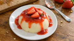 Çilek Soslu İrmik Tatlısı: Fırınsız, buzdolabında dilim dilim kıvam alan tarif