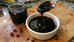 Evde nar ekşisi yapmanın en pratik yolu: sadece nar ve bir tutam tuz