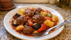 Tek tepside fırında sebzeli köfte: salçalı sosuyla tam kıvamında