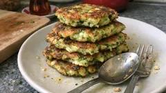 Tavada Kabaklı Kaşık Dökmesi: Beyaz Peynir ve Dereotuyla Yumuşacık Kahvaltılık